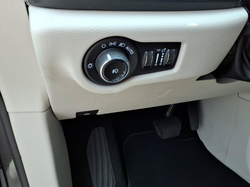 Used 2023 Chrysler Pacifica Limited FWD image 17