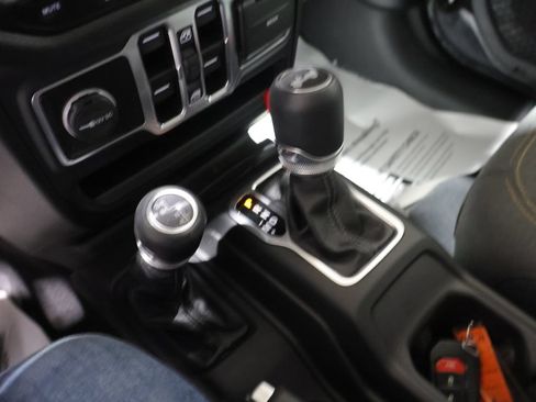 Used 2025 Jeep Wrangler Unlimited Sport AWD/4WD image 25