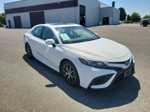 Used 2024 Toyota Camry SE w/ Cold Weather Package AWD/4WD image 9