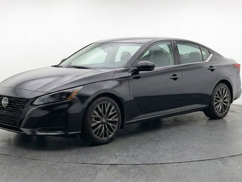 Used 2025 Nissan Altima 2.5 SV FWD image 3