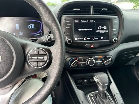 Certified 2025 Kia Soul LX w/ LX Technology Package FWD image 38