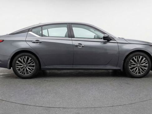 Used 2025 Nissan Altima 2.5 SV FWD image 11