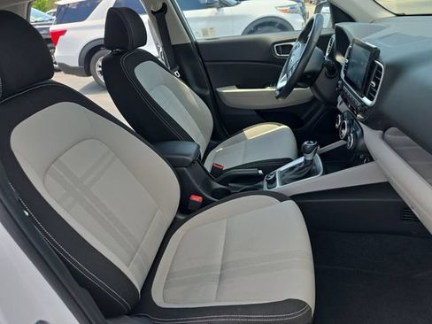 Used 2025 Hyundai Venue SEL FWD image 11