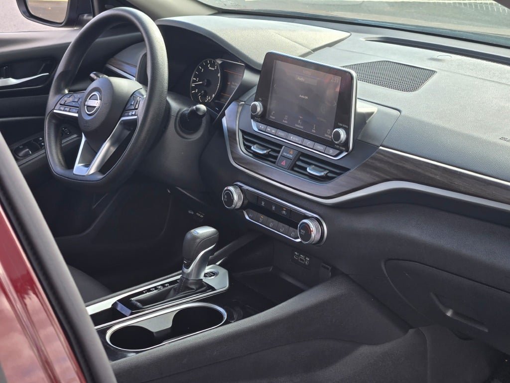 Used 2024 Nissan Altima 2.5 SV FWD image 7