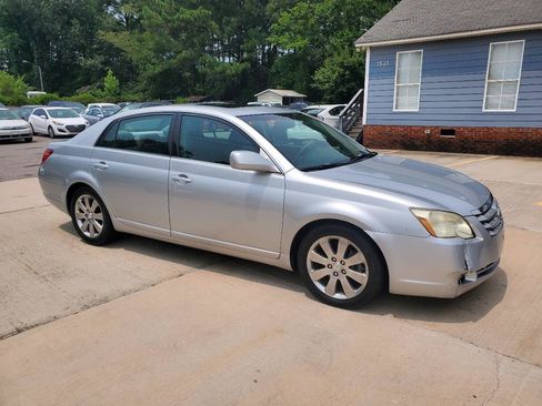 Used 2005 Toyota Avalon XLS FWD image 3