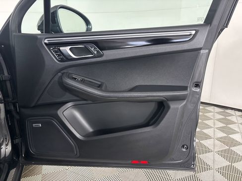 Used 2022 Porsche Macan w/ Premium Package Plus image 28