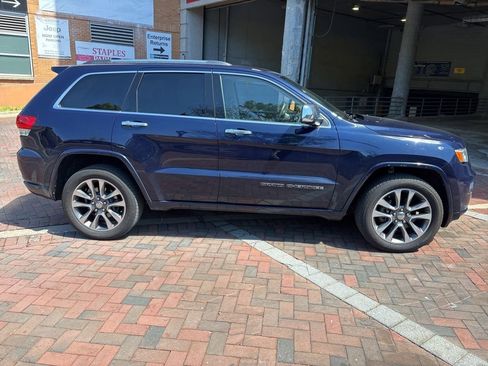 Used 2017 Jeep Grand Cherokee Overland AWD/4WD image 2
