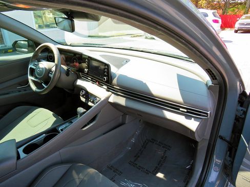 Used 2021 Hyundai Elantra SEL w/ Convenience + Premium Package image 16
