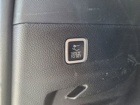 Used 2024 Jeep Wagoneer L Series II RWD image 12
