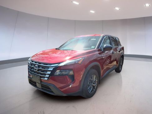 Used 2025 Nissan Rogue S image 2