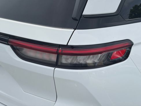 Used 2025 Jeep Grand Cherokee Altitude AWD/4WD image 34