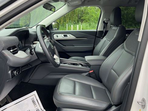 Used 2026 Ford Explorer Active w/ Active Comfort Package AWD/4WD image 4