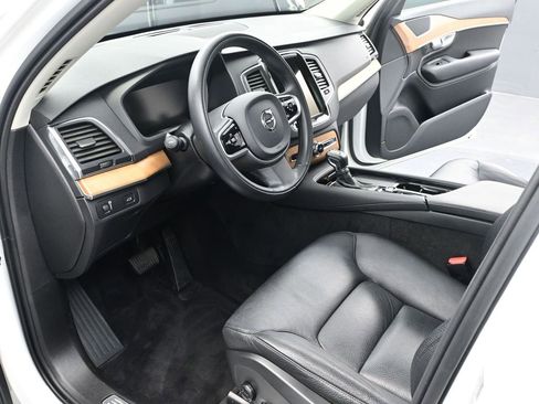 Used 2022 Volvo XC90 T6 Momentum w/ Climate Package AWD/4WD image 11