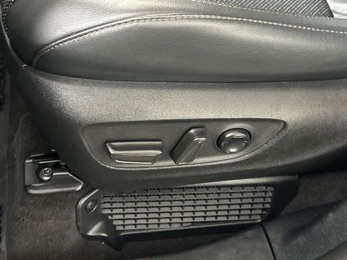 Used 2025 Toyota Sienna Limited image 21