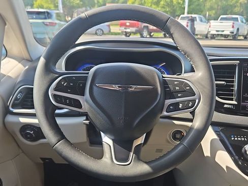 Used 2023 Chrysler Pacifica Touring-L FWD image 14