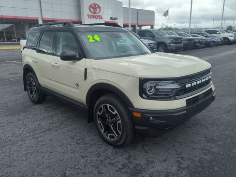 Used 2024 Ford Bronco Sport Outer Banks w/ Tech Package AWD/4WD image 2