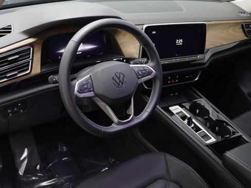 Certified 2024 Volkswagen Atlas SE w/ Black Wheel Package image 6