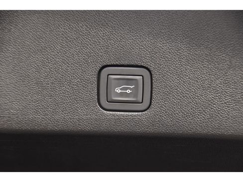 Used 2025 Cadillac XT6 Premium Luxury image 25