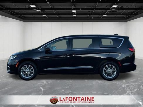 Used 2023 Chrysler Pacifica Touring-L AWD/4WD image 2