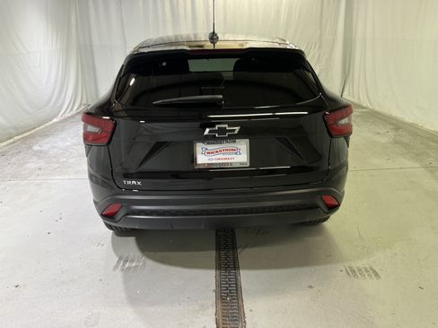 Used 2025 Chevrolet Trax LS w/ LS Convenience Package FWD image 10