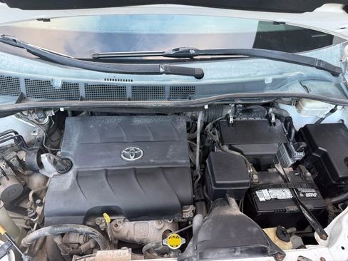 Used 2013 Toyota Sienna L image 9