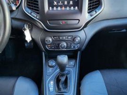 Used 2019 Jeep Cherokee Latitude w/ Cold Weather Group image 15