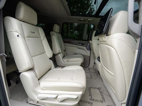 Used 2023 Cadillac Escalade ESV Sport Platinum AWD/4WD image 26