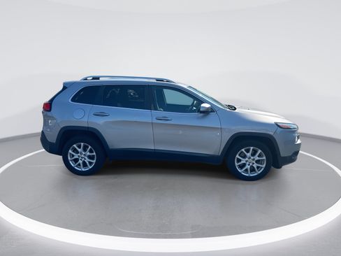 Used 2018 Jeep Cherokee Latitude FWD image 10