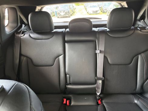Used 2025 Jeep Compass Trailhawk AWD/4WD image 38