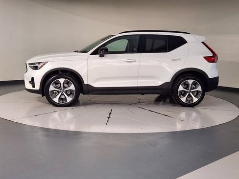Certified 2026 Volvo XC40 B5 Plus AWD/4WD image 5