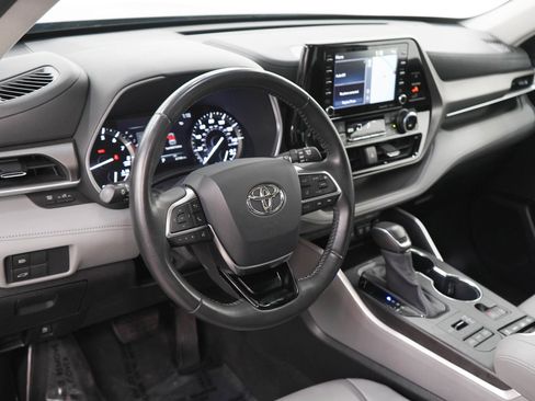 Used 2020 Toyota Highlander XLE w/ Protection Package #3 AWD/4WD image 22