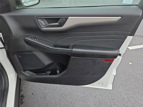 Used 2022 Ford Escape SE w/ Cold Weather Package image 28