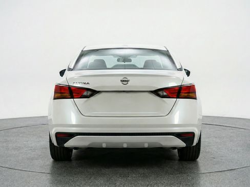 Used 2025 Nissan Altima 2.5 SV FWD image 7