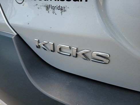Used 2019 Nissan Kicks SR w/ SR Premium Package FWD image 11