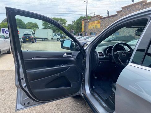 Used 2018 Jeep Grand Cherokee Limited image 30