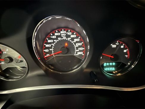 Used 2013 Dodge Avenger SE image 19