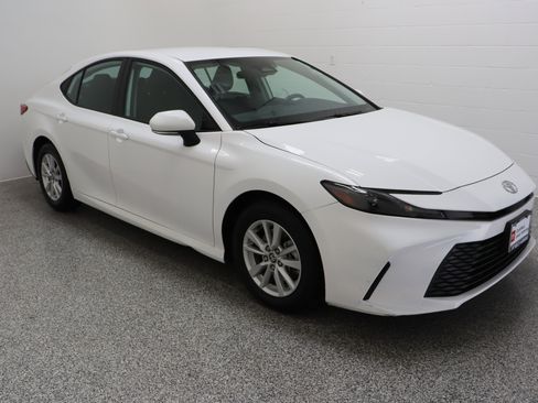 Certified 2025 Toyota Camry LE FWD image 4