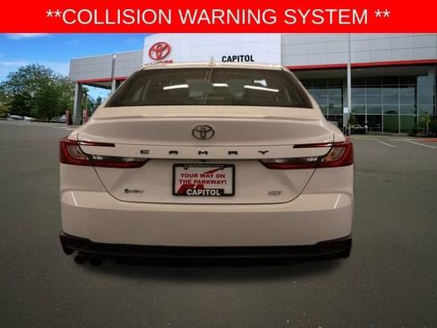 Used 2025 Toyota Camry SE image 6