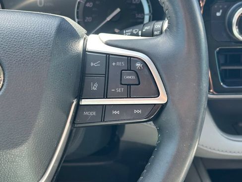 Used 2022 Toyota Highlander XLE FWD image 39