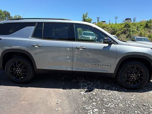 New 2026 Chevrolet Traverse LT w/ Midnight/Sport Edition FWD image 4
