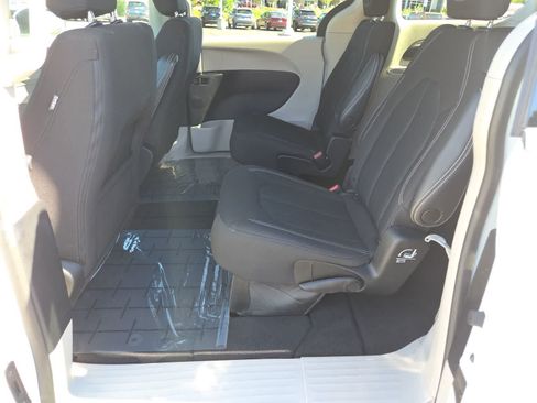 Used 2022 Chrysler Voyager LX FWD image 21