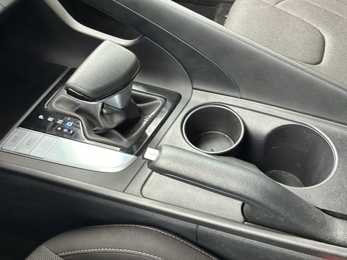 Used 2025 Hyundai Elantra SE FWD image 22