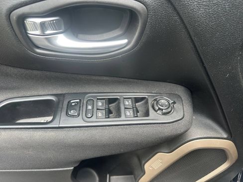 Used 2017 Jeep Renegade Latitude FWD image 21
