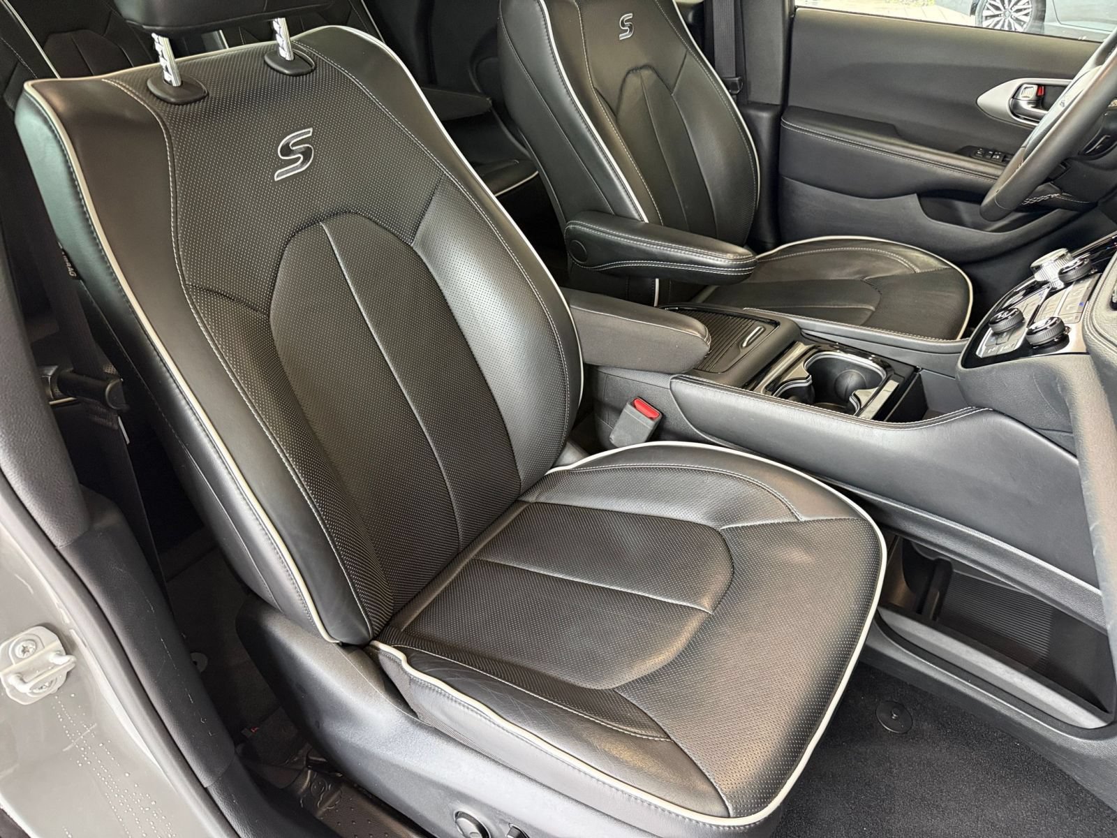 Used 2025 Chrysler Pacifica Limited FWD image 50