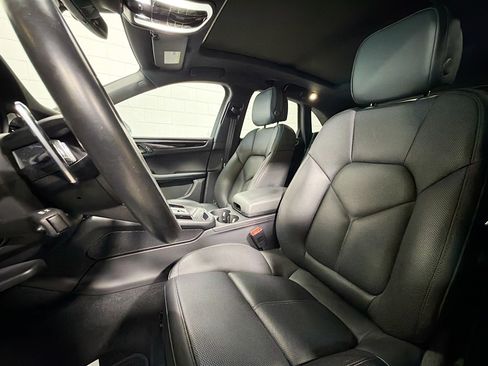 Certified 2023 Porsche Macan AWD/4WD image 5