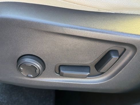 Used 2019 Volvo XC40 T5 Momentum image 18