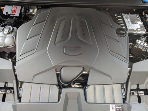 Used 2025 Porsche Cayenne image 28