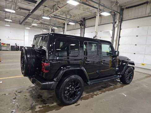 Used 2022 Jeep Wrangler Unlimited Sahara w/ Cold Weather Group AWD/4WD image 2