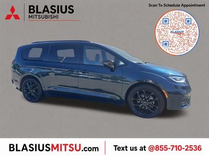 Used 2023 Chrysler Pacifica Limited w/ S Appearance Package