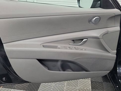 Used 2025 Hyundai Elantra SE FWD image 18